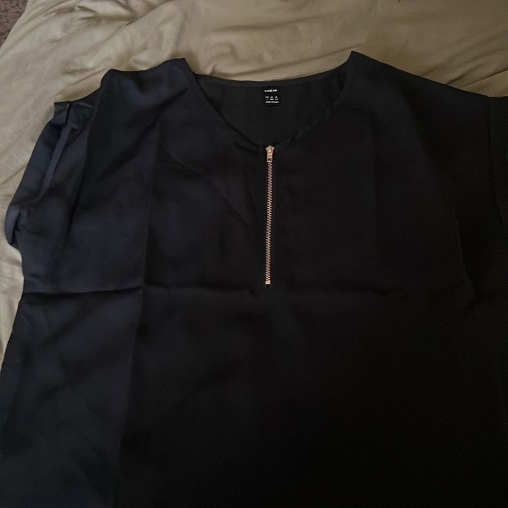 22. Black blouse zipper